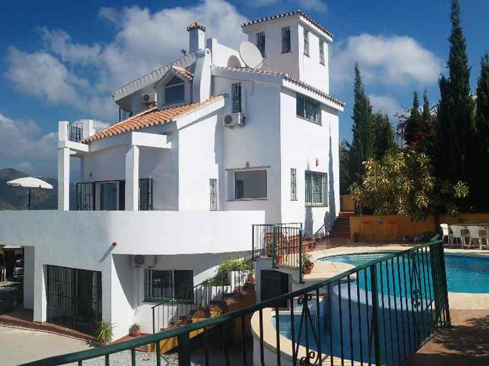 Villa til salgs i Torrox, Malaga provins € 850,000 Ref 6379857